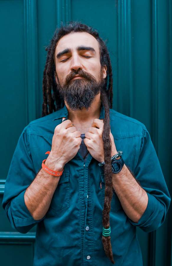 hombre, retrato, adulto, ojos cerrados, rasta, rastas, cabello, barba, elegante, moderno, camisa, estilo, 