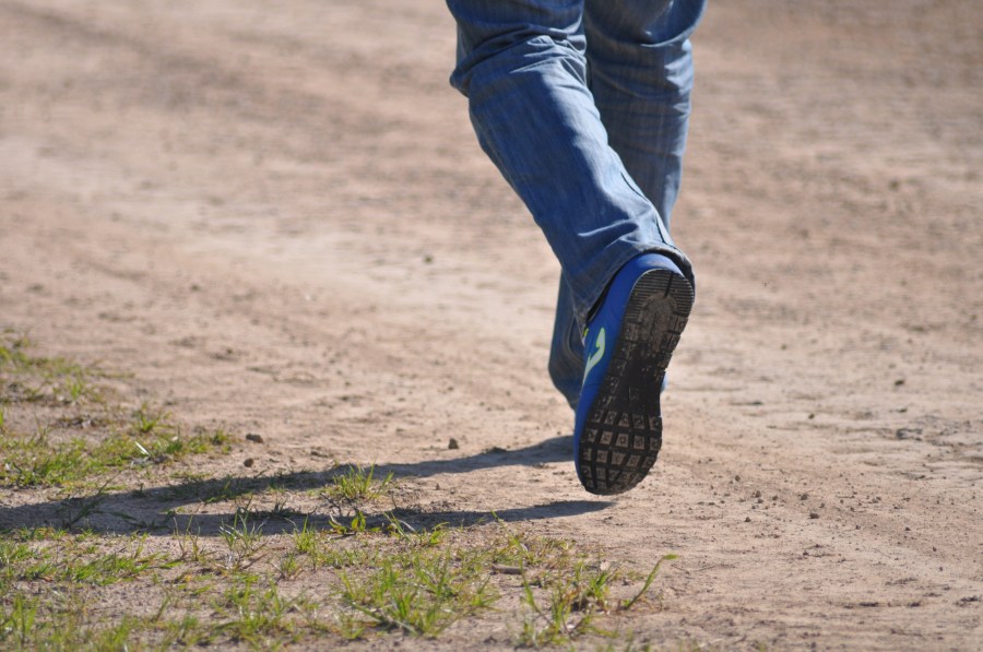 Una Persona, Piernas, Parte del Cuerpo, Caminando, Tierra, Barro, Zapatillas, Caminar, deportes, trekking, calle, ruta, tierra, movimiento, zapatillas, running,