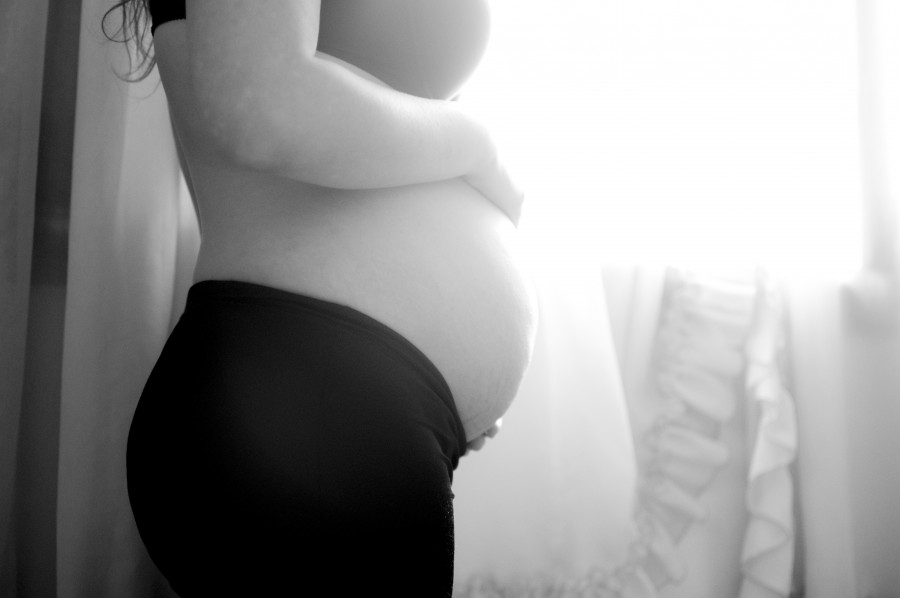 Adulto, Anticipación, Blanco y negro, Embarazada, Espacio en blanco, Esperanza, Estar de pie, Fondo negro, Fotografía, Horizontal, Mano humana, Mojado, Mujeres, Parte del cuerpo humanos, Personas, Principios, Sección del medio, Sólo con adultos, Sólo mujeres, Tocar, Una persona, Una sola mujer, armonia, felicidad, fotografia, panza, abdomen, vertical, vida nueva, concepcion, espera, embarazo, 9 meses, interior, ventana