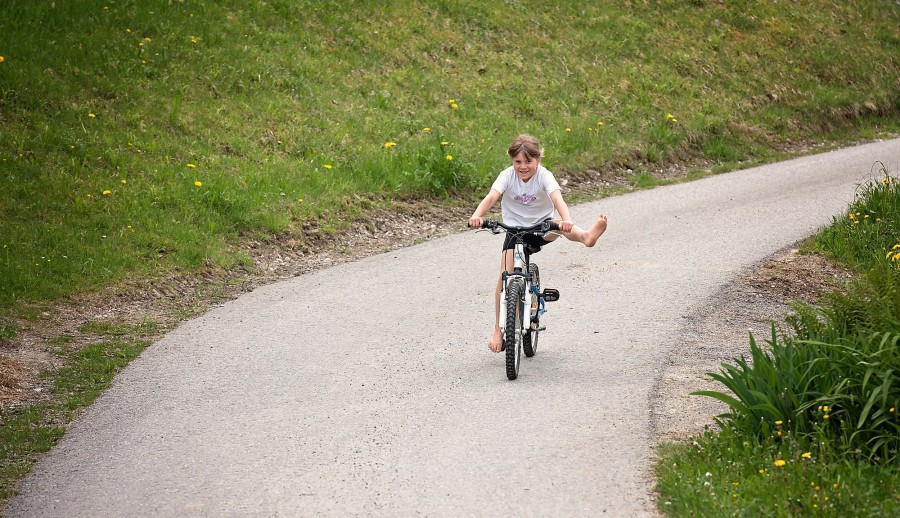 una persona, gente, niña, bicicleta, diversion, actividad, exterior, juego, jugar, niñez, sonrisa, alegria, 10 años, 