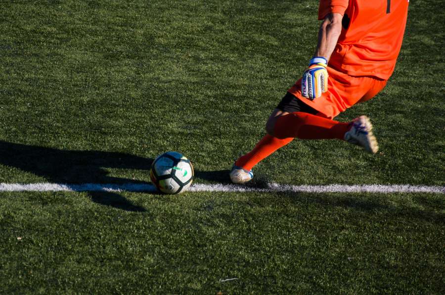 una persona, jugador, futbol, deportes, pelota, accion, jugar, linea, penal, arquero, rojo, equipo, actividad, exterior, 