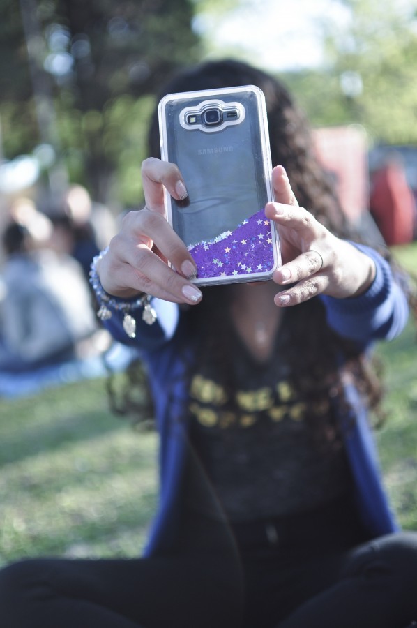 mujer, joven, 20-25 años, celular, smarpthone, móvil, tecnología, manos, mano mensaje, escribiendo, funda, carcasa, parte trasera, brillos, cámara, selfie, foto