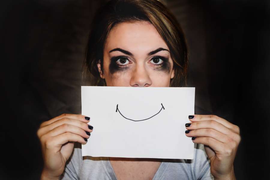 Mujer triste, concepto con dibujo sonrisa en un papel, concepto, triste, cara, símbolo, feliz, mujer, fondo, infeliz, dibujo, sonrisa, emoción, fracaso, joven, femenino, negativo, persona, depresión, signo, tristeza, adulto humor, solitario, dolor, sonriente, sentimiento, ayuda, psicología, estrés, gente, emocional, tenencia, expresión, deprimido, mano, hermoso, frustración, dificultad, estilo de vida, desgracia, desesperación, caucásico, ansiedad, mental, problema, vida , melancolía, felicidad, dibujado, desmotivado