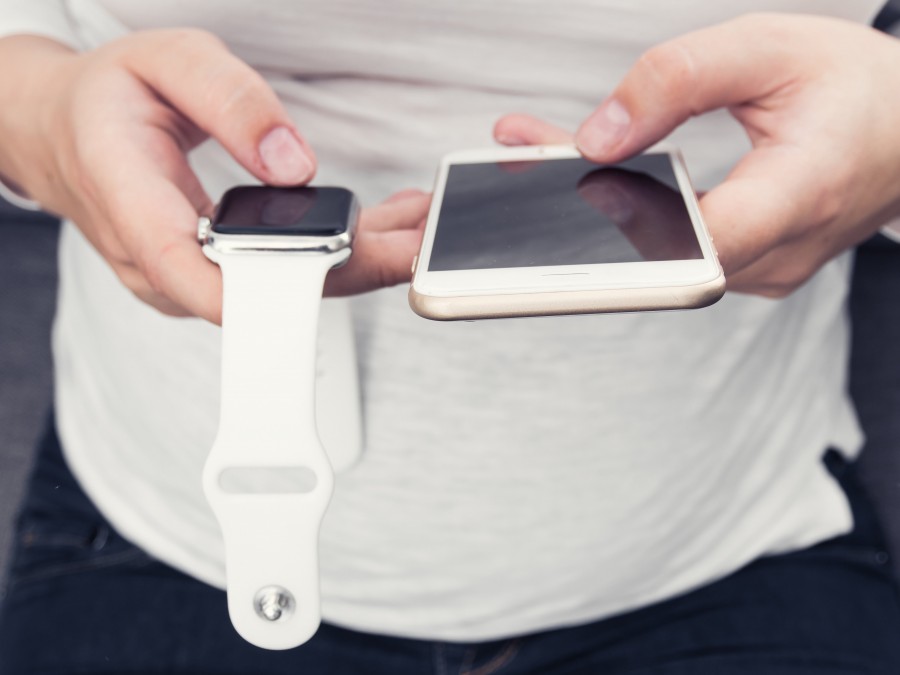 telefono, smartphone, smartwatch, mujer, tecnologia, conectar, wireless, conectividad, movil, mirar, internet, app, primer plano, gente, 