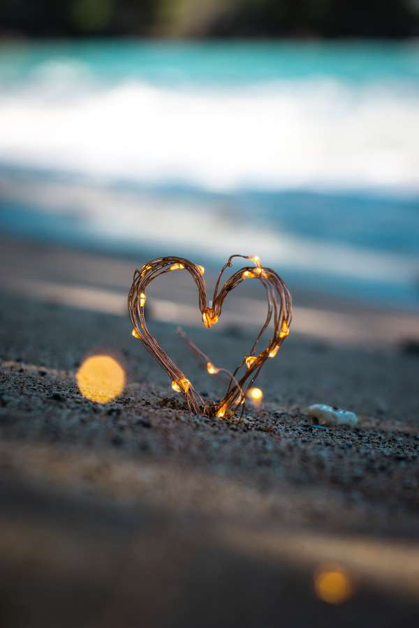 Luz de hadas, Corazón, Forma de corazón, Arena, Mar, Lado del mar, Primer plano, Luces, Luces de hadas, Océano, Día de San Valentín, San Valentín, corazón roto, amor triste