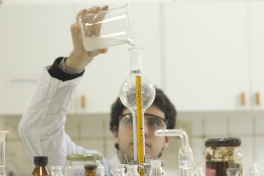 una persona, gente, hombre, tubo, ensayo, laboratorio, ciencia, quimica, medicina, interior, vacuna, vacunas, antibiotico, salud, alumno, quimica, tubos, prueba, experimento, 