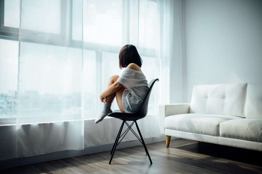 joven, ventana, mujer, mujer, niña, triste, adulto, solo, sentado, hermoso, retrato, gente, hogar, solitario, dama, depresión, persona, cara, infeliz, soledad, caucásico, estilo de vida, mirando, luz, fondo, preocupado, atractivo, lluvia, deprimido, estrés, adolescente, problema, linda, cansado, dolor, bonita, ocio, belleza, salud, brillante, tristeza, interior, problemas, ver, mental, enfermo, adentro, mañana, frente, mano