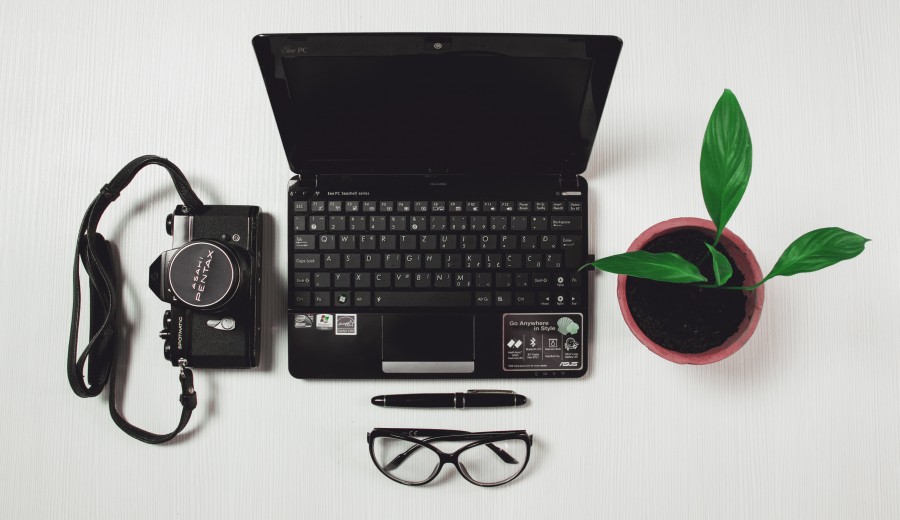 equipo, oficina, negocio, trabajo, tecnología, internet, ordenador portátil, teclado, moderna, corporativa, pantalla, blanco, mesa, profesional, la comunicación, la educación , fotos gratis,  imágenes gratis, negocio, planta, camara Pentax