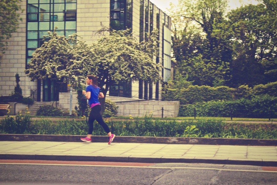 una persona, gente, mujer, running, correr, deportes, sano, salud, joven, deportivo, dia, ciudad, urbano, 