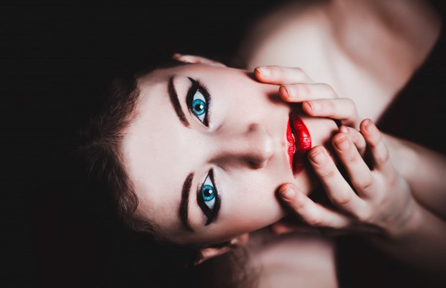 mujer, joven, belleza, sensual, rostro, gesto, sorpresa, labios, pintados, rojo, labial, ojos azules, concepto, 20 años, 