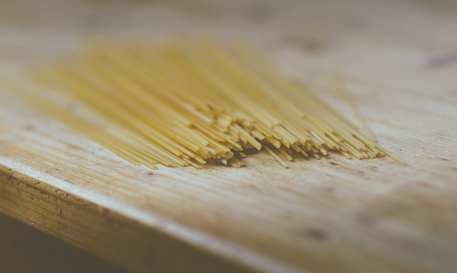 secos, pasta seca, ingrediente, italia, harina, pasta, preparacion, espaguetis, mesa de madera, amarillo, fideos,