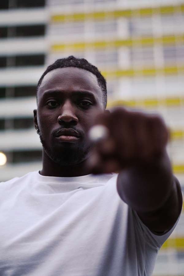 frustrado, estar, frustración, negro, aplicación, recorte, africano, corto, afroamericano, frente, macho, policía, hombre, enojado, molesto, chico, policía, americano, puño, enfado, ocupación, afro, seguridad, grito, agresivo, enfurecido, agresión, estrés, estresado, adulto, joven, gritar, verde azulado, desaprobación, ruidoso, activista, público, disgustado, amplificar, golpear