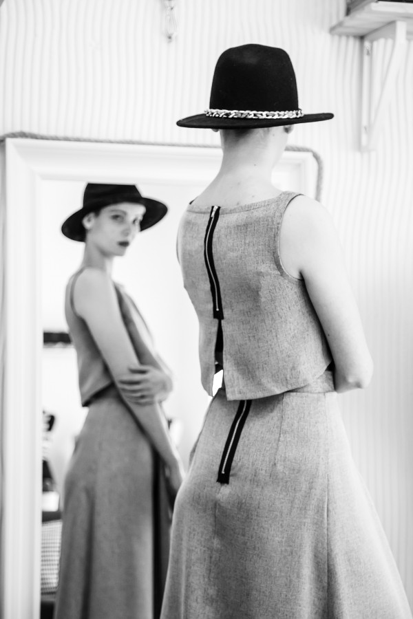mujer, espejo, moda, belleza, autoestima, modelo, 20 años, vestido, blanco y negro, una persona, gente, sombrero, 