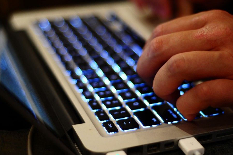 manos, computadora, laptop, ordenador, tecnologia, luz, internet, conexion, wifi, trabajo, trabajar, una persona, hombre, teclado, keyboard,