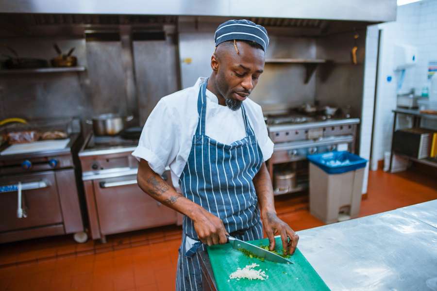 cocinero, chef, hombre, adulto, una persona, gente, cocina, profesion, trabajo, picar, picando, ajo, cocinar, cocinando, interior, 