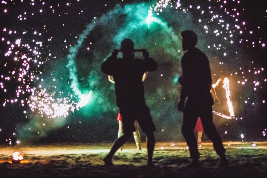 celebracion, festejo, gente, grupo de personas, adulto, adultos, noche, nocturno, fuegos artificiales, alegria, playa, ao nuevo, fin de ao, concepto, festejo, comienzo, feliz año, feliz año nuevo, año nuevo, feliz 2017, 2017