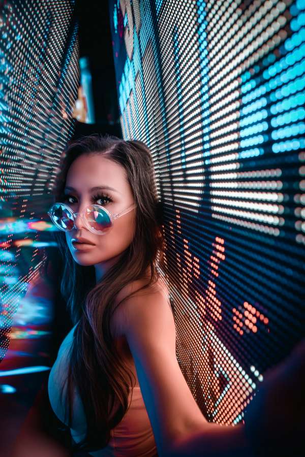 joven, mujer, hembra, gafas, moderno, atractivo, feliz, hermoso, bonito, niña, retrato, persona, adulto, modelo, gente, confiado, dama, alegre, caucásico, exitoso, cámara, moda, blanco, casual, felicidad, inteligente, estudiante, mirando a la cámara, alegría, estilo, mirando, cabello, tecnología, profesional, estilo de vida, fondo, cara, linda, belleza, encantador, de moda, guay, lentes, concepto, inteligente, tecnología, piel, hermoso atractivo, estilo de vida estudio, estilo de vida juvenil, estilo moderno