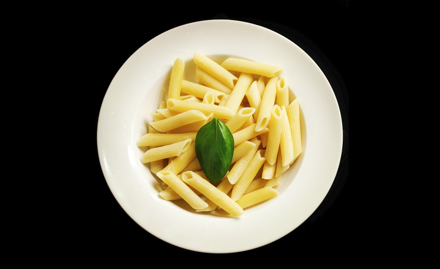 Tirabuzon, fideos, comidas, semola, cocinar, cocina, manos, pasta, fondo negro, plato, 
