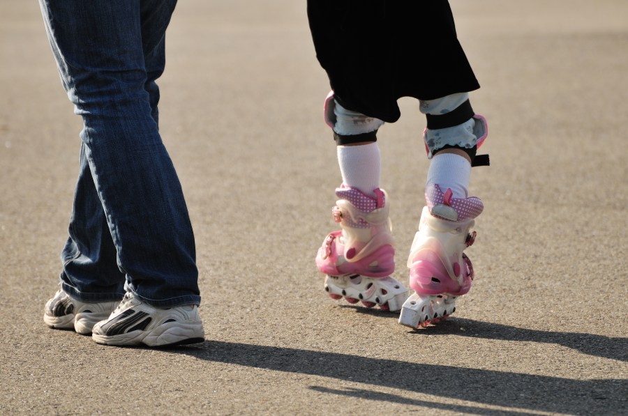 padre, hijo, hija, enseñar, enseñando, aprender, aprendiendo, roller, rollers, patin, patinar, primer, paso, deportes, niño, niños, niña, dos personas, dia, concepto, gente, 