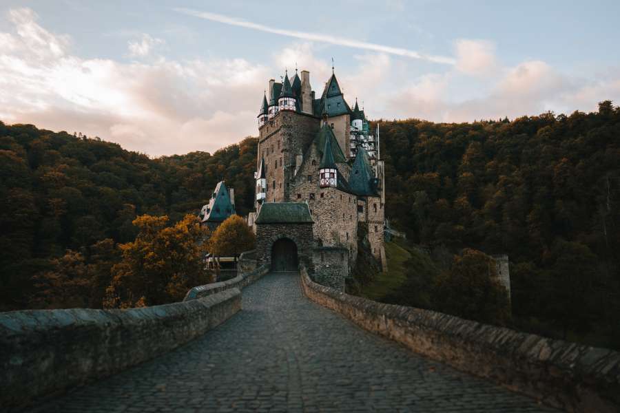 Arquitectura, puesta de sol, hito, montaña, palacio, famoso, viajes, medieval, antiguo, histórico, hermoso, Europa, Alemania, bosque, turismo, castillo, edificio, Rin, Eltz, historia, al aire libre, colina, paisaje, naturaleza, Mosela, Torre, Schloss, cuento de hadas, romántico, vista, gótico, fuerte, monumento, Burg, escénico, alemán, atracción, popular, pintoresco, Mayen, parque, impresionante, caballero, antiguo, pavimento, ladrillo, exterior, verde, camino, fortificación, Camino, piedra, puente, valle, sendero, Renania-Palatinado, camino, acera, pasarela, fortaleza, atmosférico, árboles, niebla, fantasía, cielo, hada, iluminación, europeo, Munich, noche, bávaro, Neuschwanstein, destino, Alpes, nubes, crepúsculo, oscuro, verano, fussen, luna, colores, otoño, coblenza, trekking, paisaje, mosela, turístico, río rin, baviera, azul, hohenschwangau, tarde, elzbach, rhineland, río mosela
