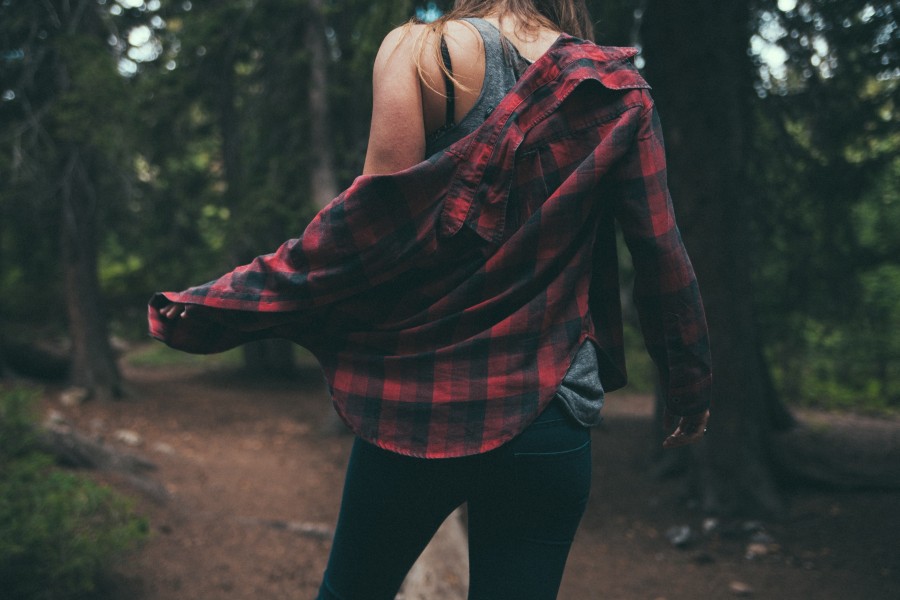 una persona, gente, mujer, camisa, leñadora, rojo, cuadro, cuadros, moda, exterior, frescura, fashion, leñador, cuadros, bosque, 