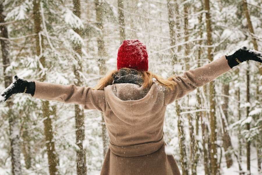 mujer, exterior, nieve, invierno, abrigo, bosque, libertad, vacaciones, felicidad, alegria, gorro, nevado, arbol, brazos abiertos, 