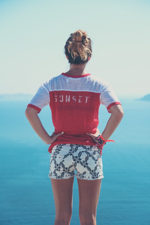 una persona, gente, mujer, joven, exterior, rubio, rubia, dia, verano, costa, mar, viaje, vacaciones, turista, summertime, 