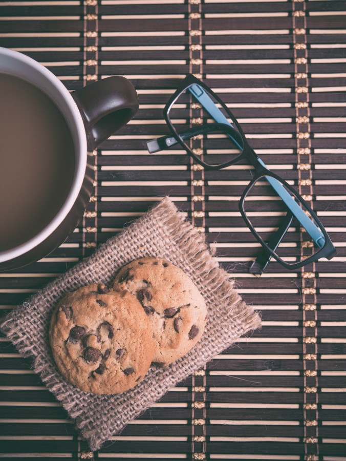 Cafe con leche, taza, desayuno, bebida, caliente, galleta, galletas, dulce, comidas, lentes, anteojos,