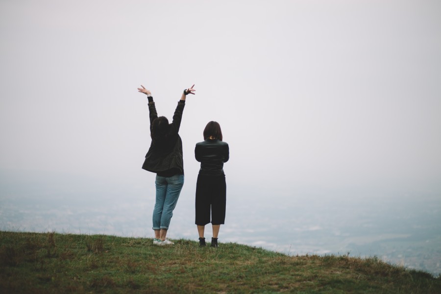 dos personas, gente, montaña, viaje, viajar, alegria, brazos, levantar, levantando, señal, felicidad, libertad, concepto, 
