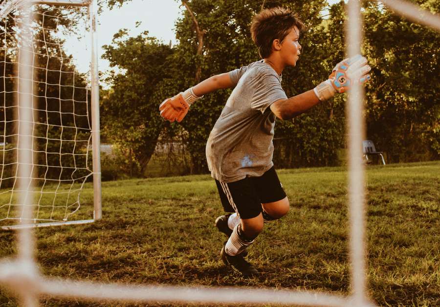 una persona, niño, juego, deporte, futbol, arco, red, arquero, porteria, portero, accion, movimiento, 10 años, actividad, 