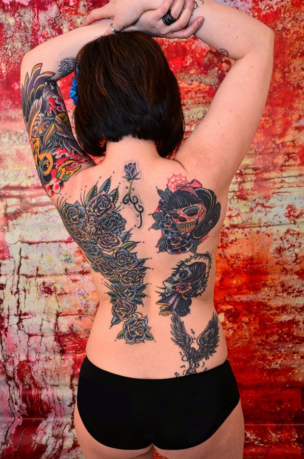 tatuajes, tinta, la piel, vuelta, mujer , fotos gratis,  imágenes gratis, espalda, mujer tatuada, ropa interior, semi desnuda, sexy, sensual, tatoo flores, colores, joven, fondo rojo
