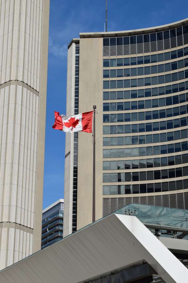 bandera, Canada, pais, America del Norte, Norte, simbolo, flameando, viento, nacion, estado, nadie, republica, edificio, ciudad, moderno, downtown, 