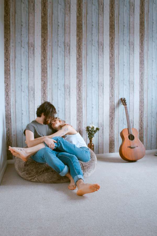 amor, casa, pareja, hombre, joven, casa, relación, familia, mujer, feliz, estilo de vida, adentro, felicidad, juntos, apartamento, habitación, sofá, sentado, abrazando, sonriente, moderno, esposa, mirando, casual, alegre, marido, adulto, vivo, guitarra, hipoteca, masculino, gente, sofá, hembra, retrato, abrazo, nuevo, abrazo, novio, acariciando, nacional, caucásico, perro, exitoso, casado, ocio, dos, reubicación
