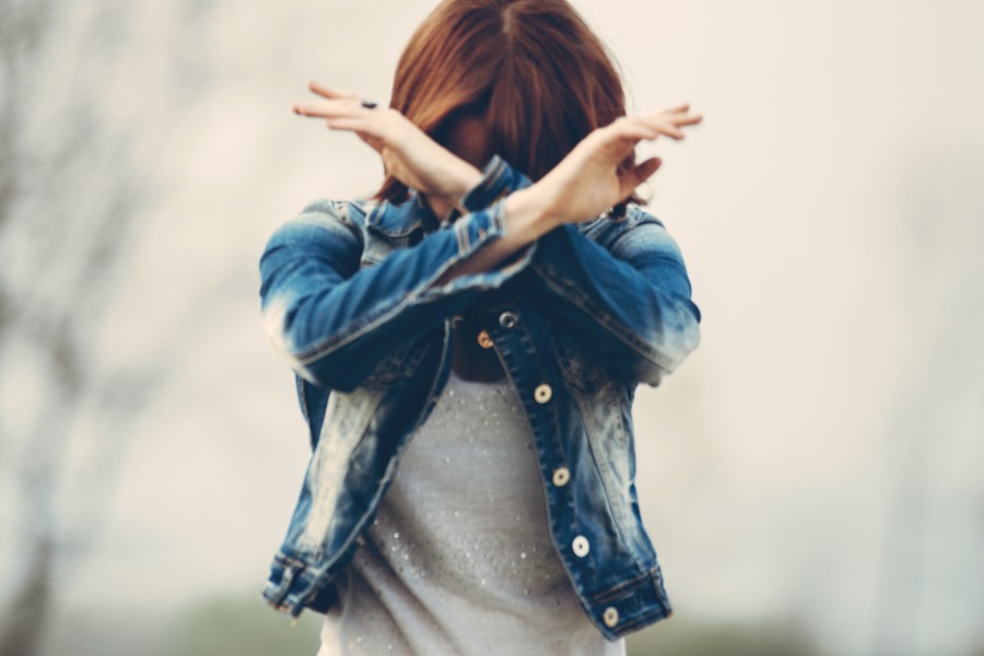 una persona, gente, mujer, joven, gesto, moderno, moderna, moda, jean, campera, gesto, 