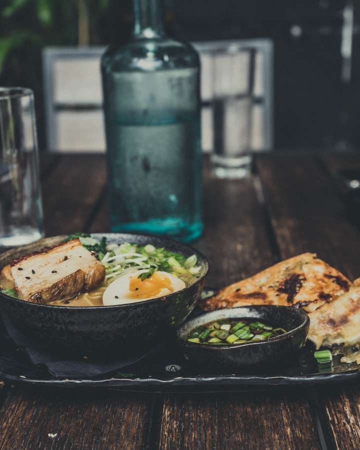 comida, sopa, cocina, asiático, japonés, ramen, comida, cocina, cabeza, cuenco, almuerzo, delicioso, chino, tradicional, fondo, plato, Japón, cena, Asia, caliente, saludable, gastrónomo, huevo, carne, palillos, cerdo, tallarines, cebolla, sabroso, fresco, soja, blanco, miso, vegetales, caldo, udon, salsa, comiendo, restaurante, hervido, comer, vegetales, menú, cultura, aislado, verde, palillo, pollo, ingrediente, picante