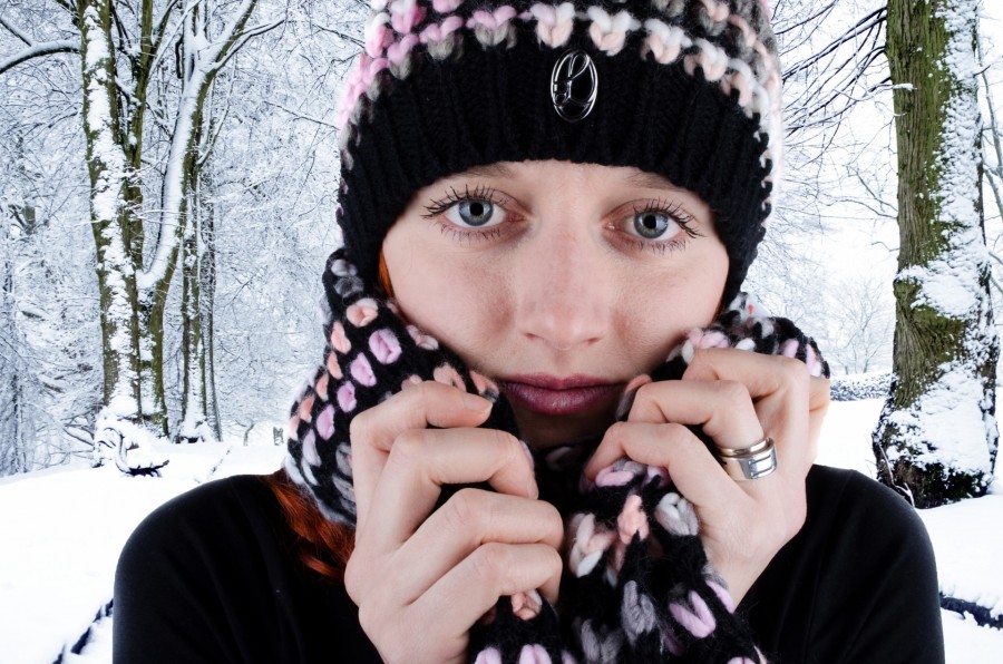 mujer, joven, invierno, frio, 20 años, mirada, mirando a camara, primer plano, bosque, nieve, 