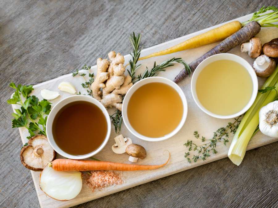 comida, sopa, comida, vegetal, cuenco, saludable, cena, almuerzo, zanahoria, vegetariano, verde, comiendo, cocina, plato, plato, fresco, dieta, rústico, caliente, aperitivo, delicioso, mesa, hecho en casa, hierba, gastrónomo, cebolla, blanco, fondo, ver, amarillo, rojo, cuchara, arriba, cocido, sabroso, ingrediente, sopa de verduras, vegano, tradicional, cocina, nutrición, de cerca
