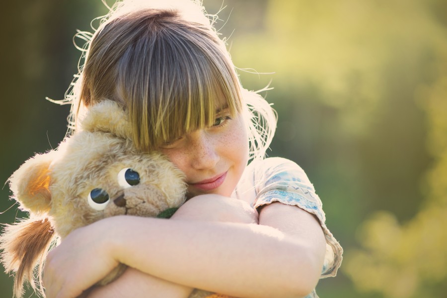 una persona, gente, niña, primer plano, abrazo, tierno, ternura, abrazar, oso, peluche, 10 años, exterior, sonrisa, alegria, 