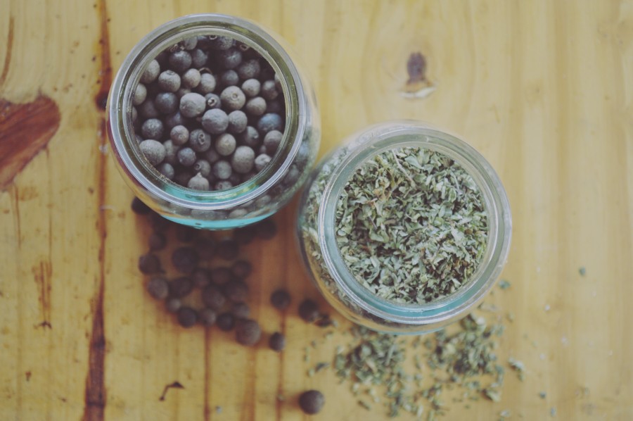 frascos,pimienta de jamaica,oregano,condimento,tabla de madera