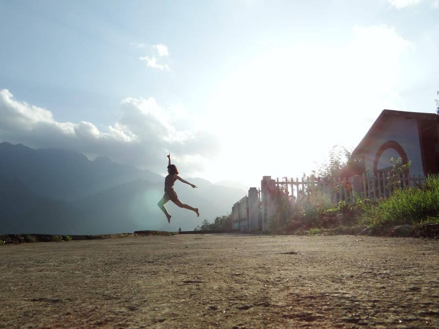 una persona, gente, mujer, exterior, salto, saltando, libertad, concepto, dia, forma, baile, alegria, fluido, fluir, 