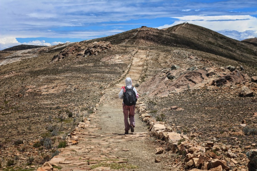 una persona, aventura, exterior, montaa, montaas, camino, caminar, trekking, deportes, libertad, 
