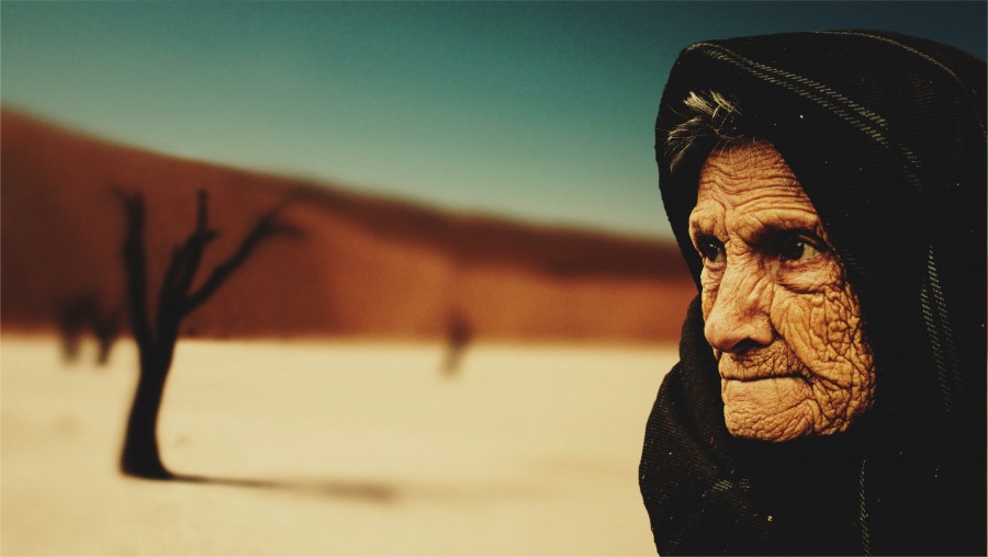 mujer, una persona, anciana, 80 años, primer plano, desierto, arido, antiguo, arruga, arrugas, rostro, serio, seria, 