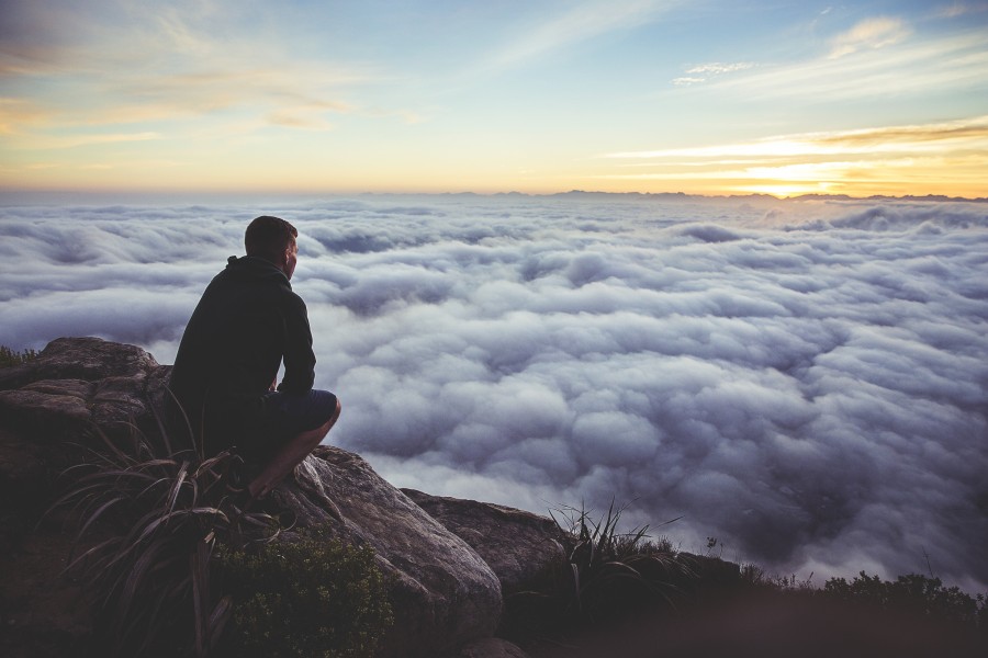 una persona, gente, hombre, cima, joven, nube, nubes, montaña, pico, altura, cielo, 