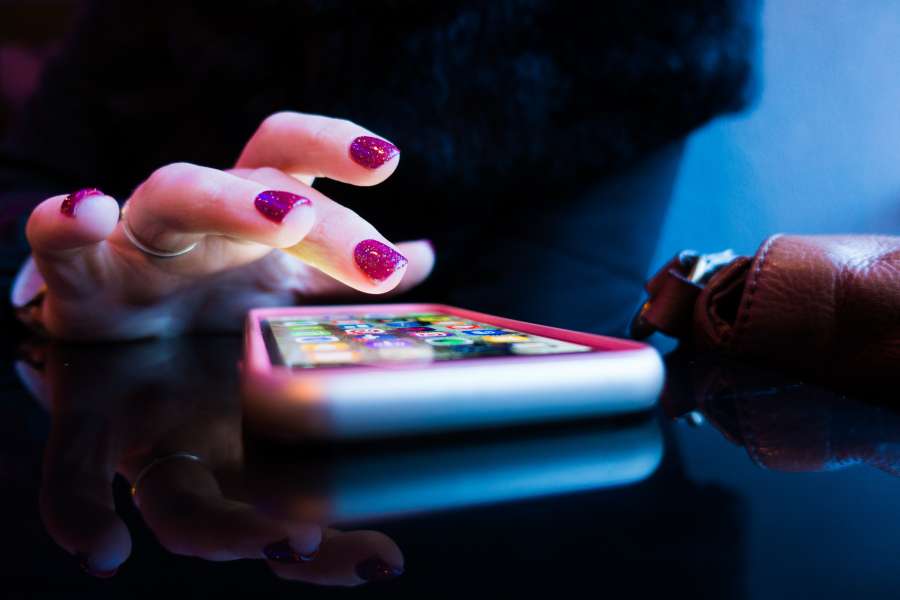 Mano, Dedos, Teléfono, Iphone, Teléfono móvil, Pantalla, Aplicaciones, Uñas, Rosa, Reflexión, Tocar, Resplandor