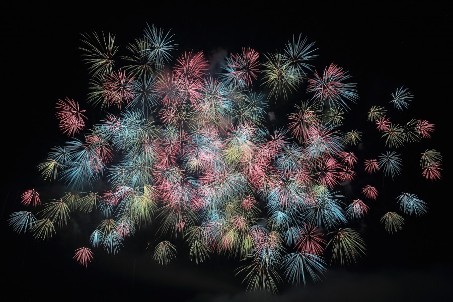 fuegos artificiales, luz, luces, explosion, colorido, color, nadie, fondo negro, festejo, festejar, celebracion, año nuevo, festejo, comienzo, feliz año, feliz año nuevo, año nuevo, feliz 2017, 2017