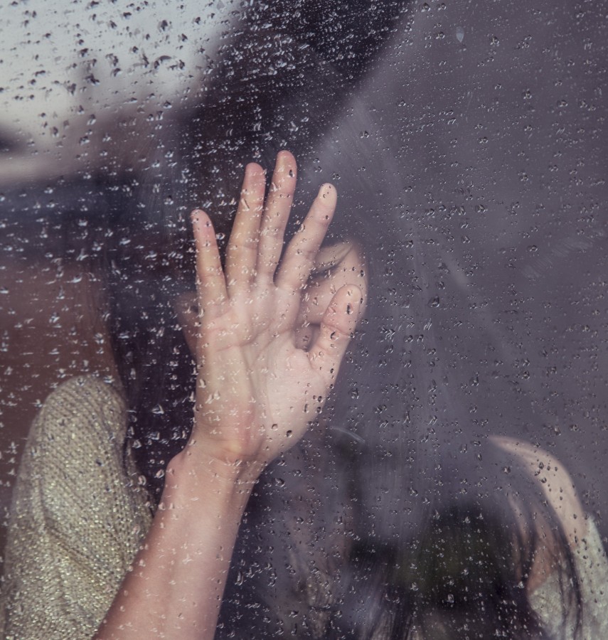 mujer, ventana, joven, lluvia, gota, gotas, manos, concepto, una persona, asiatico, asiatica, sonrisa, verguenza, alegria, ventana