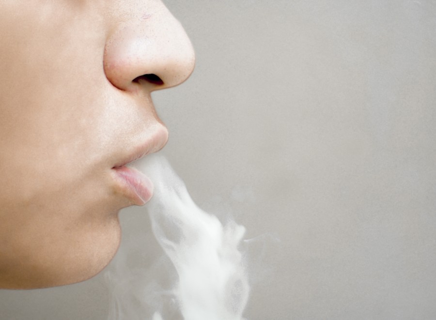 humo, vapeo, cigarrillo electronico, mujer, perfil, fumando, estilo de vida, nicotina