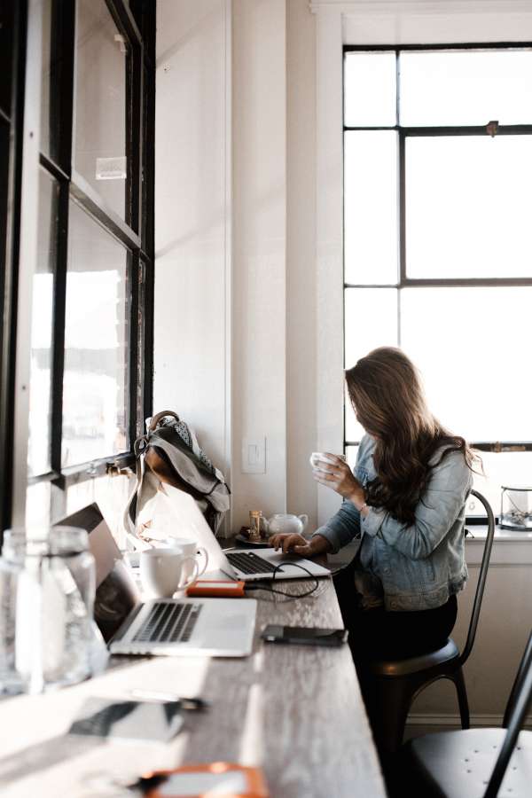 mujer, computadora, hembra, tecnología, laptop, sentado, caucásico, joven, niña, internet, cuaderno, persona, negocio, trabajo, comunicación, atractivo, moderno, gente, trabajo, hermosa, contento, digital, inalámbrico, oficina, blanco, adulto, conexión, casual, adentro, casa, morena, utilizando, Espacio de la copia, casa, bonita, escritura, blanco, aprendizaje, portátil, profesional, trabajando, pantalla, escritorio, ordenador personal, estudiando, retrato, mujer de negocios, lugar de trabajo, estudiante, mesa juventud, belleza, surf, fondo, charlando, universidad, inteligente, mirando, mecanografía, mano, africano, multimedia, ventana, colegio, estudio, interior, en línea, cómodo, empresario, bien, pensativo, vestido, pensativo, linda, educación , Afro, collar, ver, obrero, profesión, étnico, empleado, americano, carrera, dispositivo, noche, negro, silla, lado, elegante, ocupación, exitoso, corporativo, ropa casual, gerente, comida y bebida, cafetería, negocio propietario, pequeña empresa, día, horizontal, taza de café, mirando a la pantalla, ordenador portátil, mensajería, mi llennial, negocio local, correo electrónico, cliente, vista elevada, servicio, luz solar, café, 20s, enfoque selectivo, tres cuartos de longitud, aula, diseñador, creativo, estilo de vida, alegre, rizado, proyecto, interior, puesta en marcha, a un lado, estilo conveniencia, redes sociales, una persona, vista aérea, adulto joven, usando la computadora, barra de café, Smartphone, Mañana, Coworking, colegio, navegación, Mira, los anteojos, tecnología, navegar, positividad, correo electrónico, correo electrónico, vistazo, mujer de negocios lugar, de cerca, teclado, espacio de copia, secretaria, teclado, tipo, vacío, web, felicidad, sala, sofá, relajante, hogareño, pacífico, sala de estar, sofá, disfrutando, morada, pelo castaño, red, sonreír cómodo, espacio de copia, espacio de copia, indumentaria, lugar de trabajo, menaje, menaje, calma, domicilio, vestir, cama, sociales, cruzado, doblado, nacional, netbook, recámara, ropa, tocar, ropa, leyendo, móvil tarea, pantalla, despreocupado, blogs, networking, jeans, alto, aislado, computadora portátil, primer plano, primer plano, charla, gris, conncectio n, piso, adolescente, sonriente, suéter, modelo`` piernas, sala
