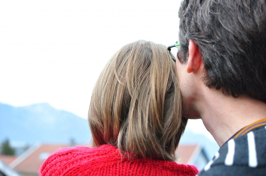 dos personas, pareja, hombre, mujer, vista de atras, 40 años, horizonte, abrazo, abrazados, rojo, montaña, exterior, vacaciones, dia, amor,