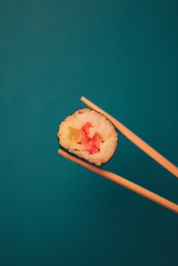comidas, sushi, plato, gourmet, pescado, alimento, japones, japon, oriental, nori, popular, almuerzo, cena, comida marina, arroz, sashimi, americano, asia, maki, salmon, palillos